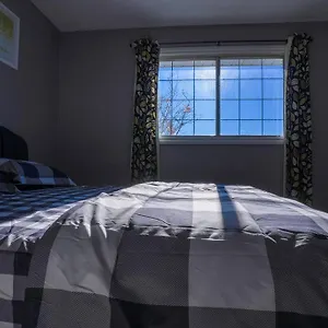 https://5bedroom-2-5bath-kitchen-patio-mall-near-lrt.edmonton-hotels.net